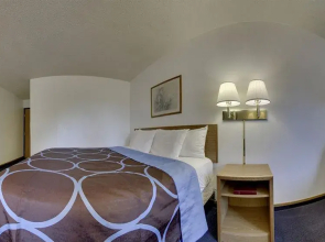 Super 8 by Wyndham Iowa City/Coralville