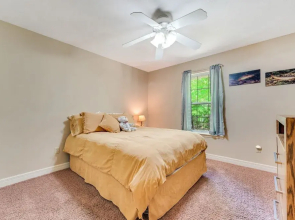 Flippin Haven: Spacious & Cozy Retreat 3 Bedroom Home by RedAwning