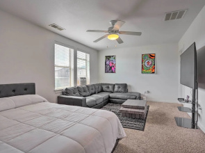Spacious Denver Townhome Near Central Park!
