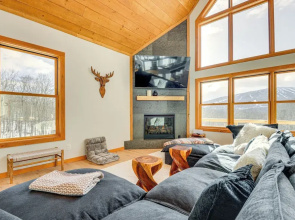 Stratton Mtn Ski Chalet w/ Giant Views in Winhall