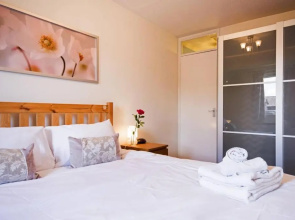 Central quiet self check in 1 bedroom apartment up to 4