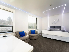 Quarters A2- Luxurious studio