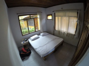 Leticias Guest House - Hostel