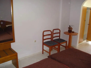 Room-rustic and Spacious Studio by the b