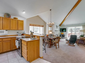 Idyllic Redmond Townhome w/ Furnished Deck!