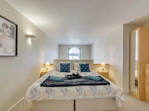 King St 1 bed apartment