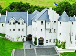 Glenskirlie House & Castle