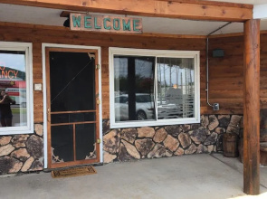 Superior Motel & Suites