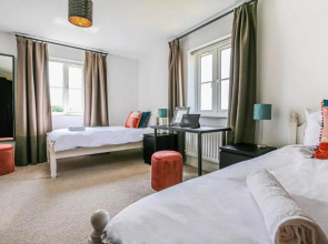 Premium 4 large double bed townhouse in Bicester, next to Bicester Village