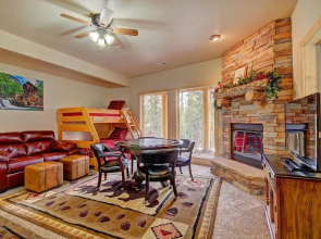 Grand Moose Lodge 3 Bedroom Home by RedAwning