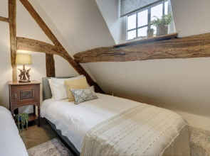 Tudor Cottage by Spa Town Property - Historic Charm in Warwick Town Centre