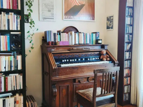 Chic 2BR Bright Penthouse With Open Wood Staircase