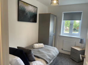 Beautiful 3-bed House in Derby With Parking
