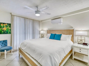 Punahoa Beach 201 - Direct Ocean Front, Beautiful Renovation, Split AC, Wi-fi