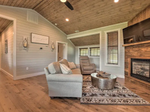 7 Mi to Ski Sapphire Valley: Cottage w/ Fire Pit
