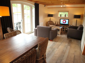 Cozy Holiday Home With two Bathrooms, Close to the Forest
