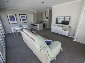 Seaview 1BR Apartment with Amazing Deck