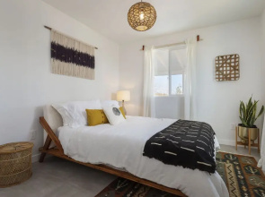 Mojave Mesa - Desert Views & Desert Style 1 Bedroom Home by RedAwning