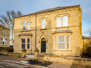Exquisite Serviced Studio With Private Parking
