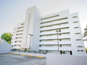 Beachfront 2 bdr apt with beautiful views