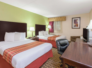 Days Inn & Suites by Wyndham Madison Heights MI