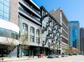 Premium 2BD Loft DT Heated Parking Rooftop Patio BBQ Gym Coffee