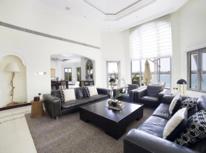 Deluxe 4BR Palm Villa With Private Beach and Pool with Complimentary Golf