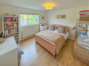 Stroud's Golden Valley 2-bedroom Apartment Retreat