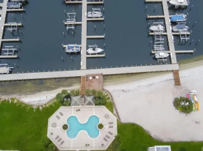 Spacious Condo on the bay Indoor Outdoor Pool