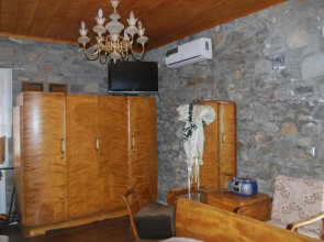 Chora Samothrakis, House with courtyard