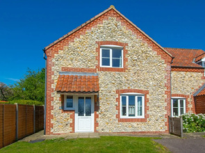 Beautiful Holiday Home With Private Garden and Close to the sea