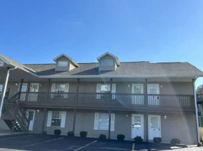 Corner Top Floor Fall Creek Convenient to 76