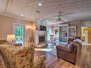 Luxe Lake Cumberland Retreat w/ Decks on 1 Acre!