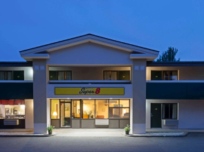Super 8 by Wyndham White River Junction