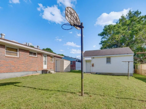 4 Mi to Dtwn: Home w/ Fenced Yard in Portsmouth!