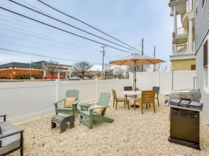 The Kraken Wildwood Townhome: 1/2 Mi to Beach!