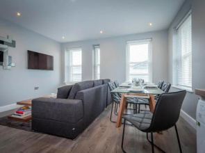 Gordon Moon Suites Bolton Centre Apartments