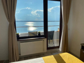 LAKE VIEW Summerland Apartment