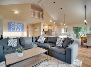 Family Home on Lake Chelan With Mtn + Lake View!