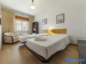 O 01 - Bedroom 1 in São Gonçalo Central Guesthouse