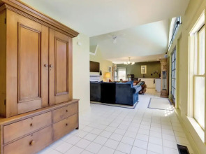 Beautiful & Historic Cottage, Steps to Elm Park