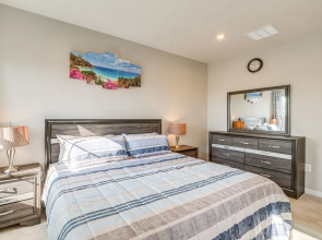 30 Mi to Downtown DC: Charming Dale City Townhome!