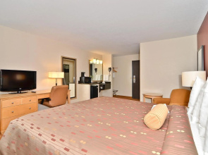 Clackamas Inn & Suites