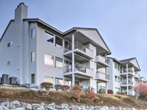 Chic Chelan Condo w/ Balcony, Walk to Lake & Dtwn!