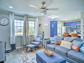 'blue Cottage in the Bayou' w/ Private Yard!