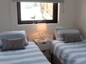 Valley Retreat - Peaceful Location Walk to Beach Parking