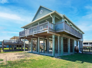 Beach Cottage W/ 3br Ocean View Balcony 3 Bedroom Home by RedAwning