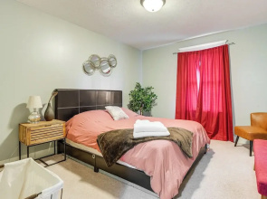 Charming Kalamazoo Home w/ Yard: 1 Mi to Downtown!