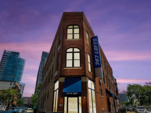 Hot Property Near The Hot West Loop - 747 Lofts Cabin 103 by RedAwning
