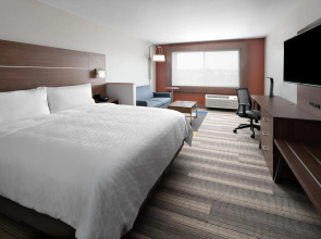 Holiday Inn Express & Suites Elkhorn - Lake Geneva Area by IHG